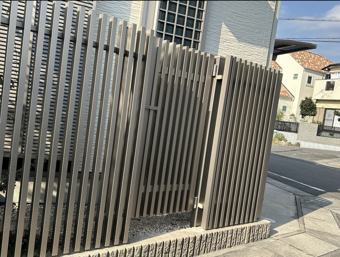 愛知県大府市にて、戸建て住宅のフェンス改修工事を行いました。（LIXIL アルミフェンスAB YS3型 T14）【窓香房】