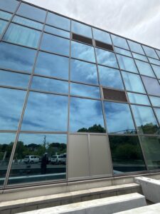 愛知県大府市にて、カーテンウォール硝子取替工事を行いました。【窓香房】