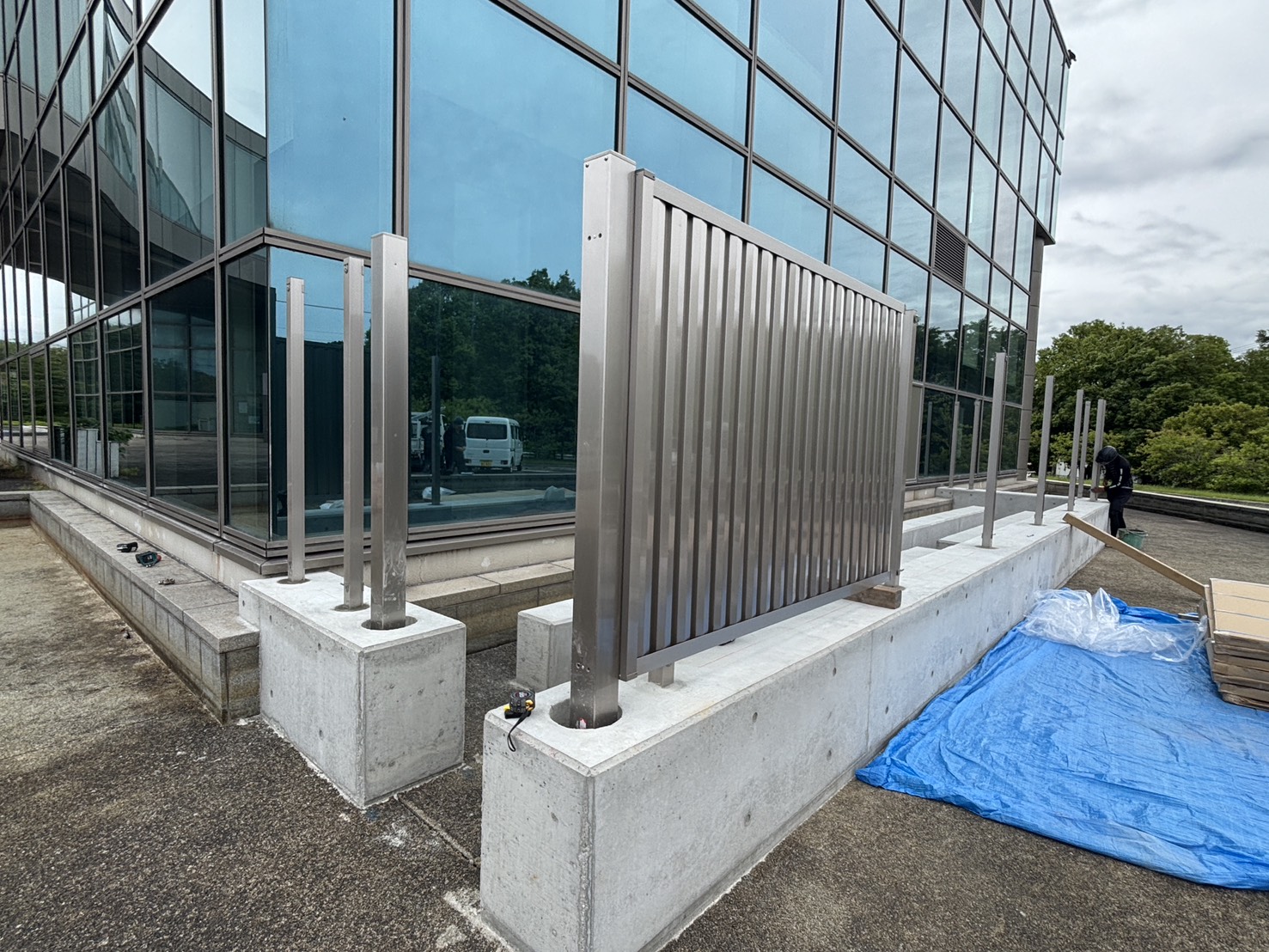 愛知県大府市にて、目隠しフェンス取付工事を行いました。（四国化成　ルーバータイプ　EAF8型）【窓香房】