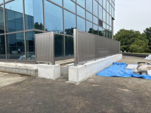 愛知県大府市にて、目隠しフェンス取付工事を行いました。（四国化成　ルーバータイプ　EAF8型）【窓香房】