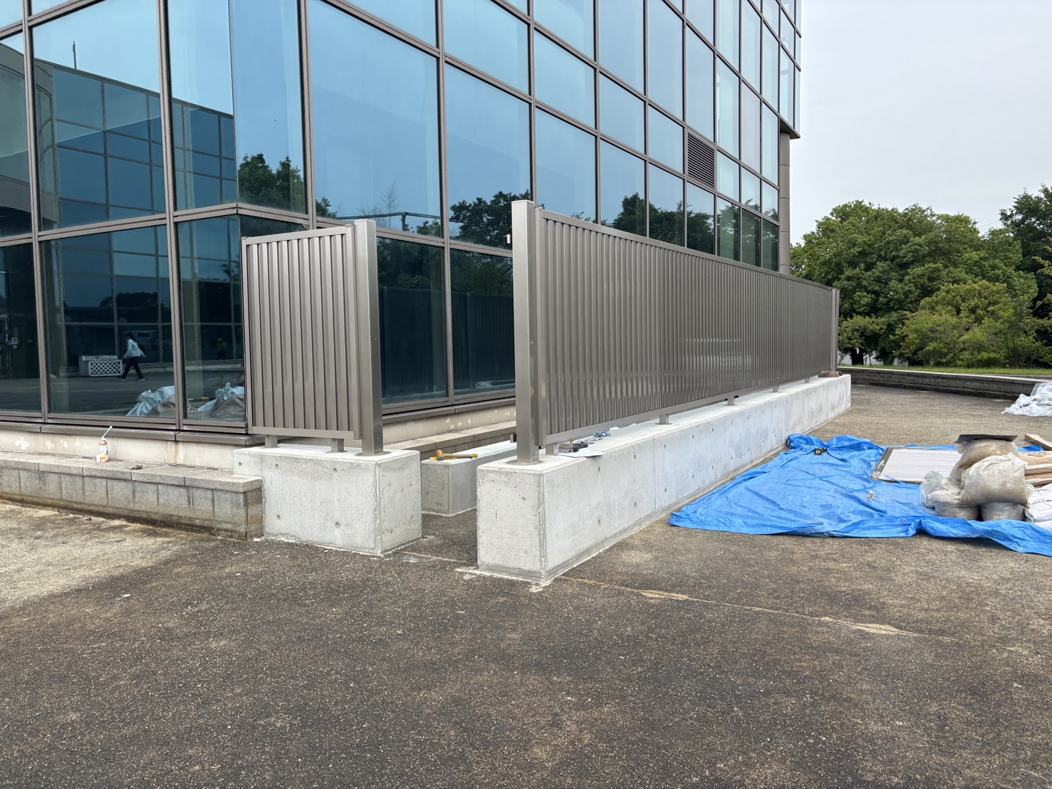 愛知県大府市にて、目隠しフェンス取付工事を行いました。（四国化成　ルーバータイプ　EAF8型）【窓香房】