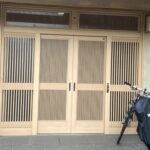 愛知県名古屋市の戸建住宅にて、玄関ドア取替工事を行いました。(リシェント玄関引戸2 PG仕様簡易タッチ2枚建戸ランマ無P16型 槇調(ES)+両袖FIX和風木目調)【窓香房】
