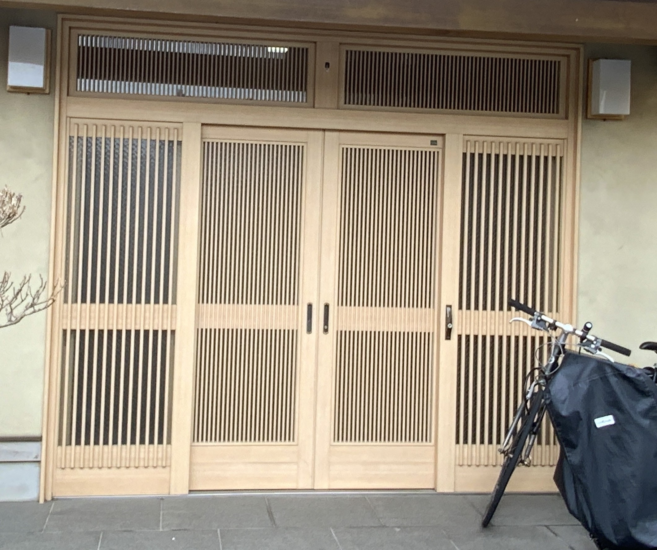 愛知県名古屋市の戸建住宅にて、玄関ドア取替工事を行いました。（リシェント玄関引戸２　ＰＧ仕様簡易タッチ２枚建戸ランマ無Ｐ１６型 槇調（ＥＳ）＋両袖FIX和風木目調）【窓香房】