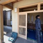 愛知県名古屋市の戸建住宅にて、玄関ドア取替工事を行いました。(リシェント玄関引戸2 PG仕様簡易タッチ2枚建戸ランマ無P16型 槇調(ES)+両袖FIX和風木目調)【窓香房】
