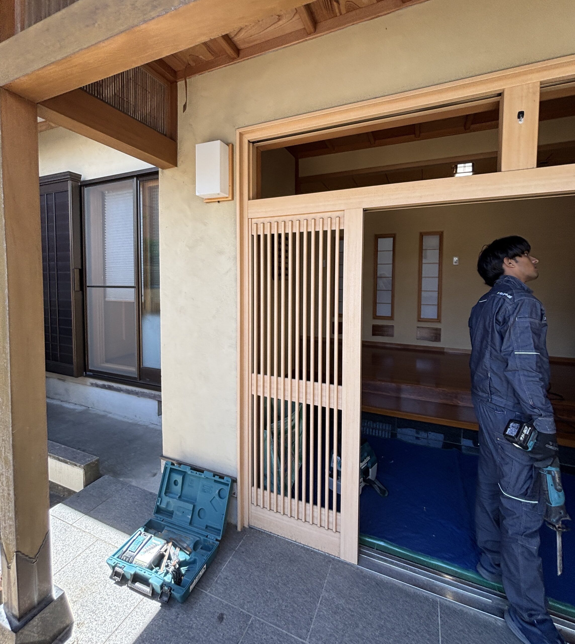 愛知県名古屋市の戸建住宅にて、玄関ドア取替工事を行いました。(リシェント玄関引戸2 PG仕様簡易タッチ2枚建戸ランマ無P16型 槇調(ES)+両袖FIX和風木目調)【窓香房】
