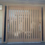 愛知県名古屋市の戸建住宅にて、玄関ドア取替工事を行いました。(リシェント玄関引戸2 PG仕様簡易タッチ2枚建戸ランマ無P16型 槇調(ES)+両袖FIX和風木目調)【窓香房】