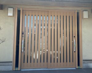 愛知県名古屋市の戸建住宅にて、玄関ドア取替工事を行いました。（リシェント玄関引戸２　ＰＧ仕様簡易タッチ２枚建戸ランマ無Ｐ１６型 槇調（ＥＳ）＋両袖FIX和風木目調）【窓香房】