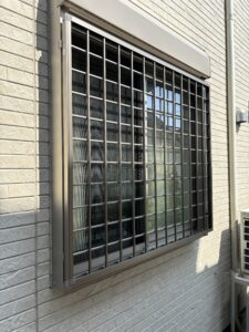 愛知県大府市にて、面格子取付工事を行いました。（アルミ面格子井桁格子 11909 シャイングレー）【窓香房】