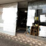 愛知県大府市にて、店舗のシャッター取替工事を行いました。（文化シャッター　バランス手動シャッター　色：ホワイト）【窓香房】
