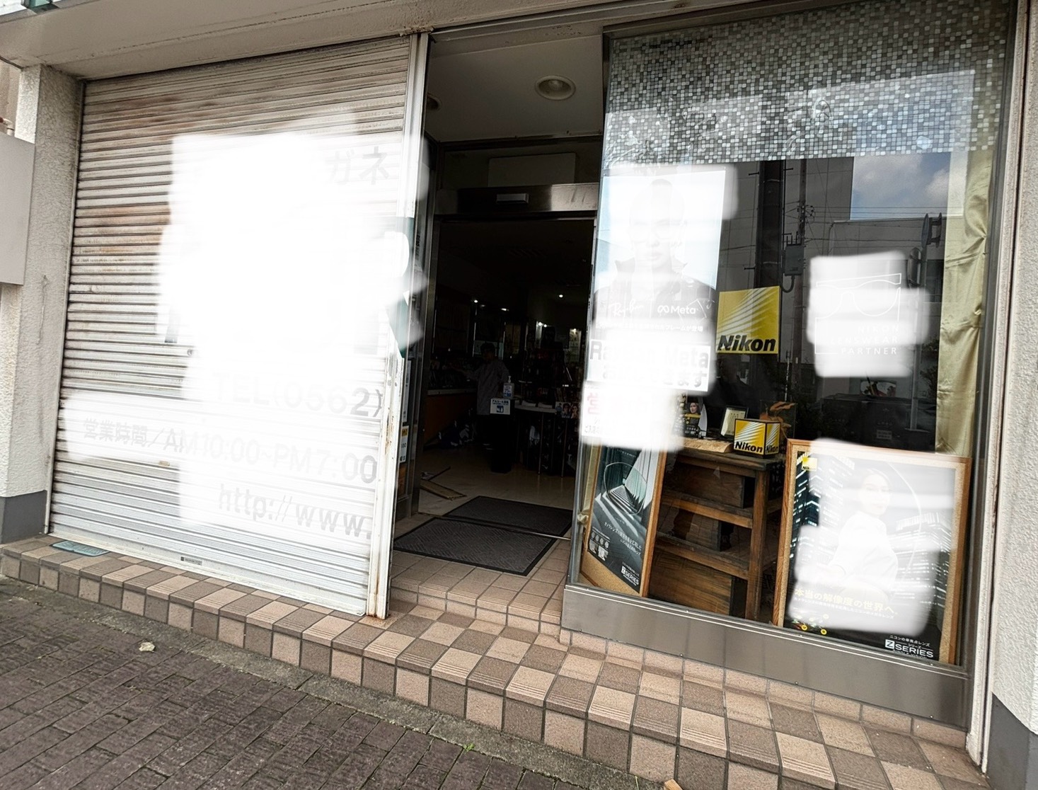 愛知県大府市にて、店舗のシャッター取替工事を行いました。（文化シャッター　バランス手動シャッター　色：ホワイト）【窓香房】