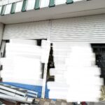 愛知県大府市にて、店舗のシャッター取替工事を行いました。（文化シャッター　バランス手動シャッター　色：ホワイト）【窓香房】