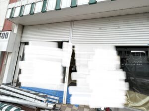 愛知県大府市にて、店舗のシャッター取替工事を行いました。（文化シャッター　バランス手動シャッター　色：ホワイト）【窓香房】