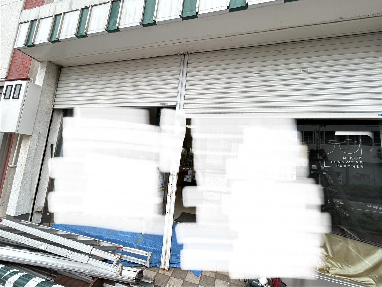 愛知県大府市にて、店舗のシャッター取替工事を行いました。（文化シャッター　バランス手動シャッター　色：ホワイト）【窓香房】