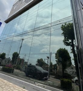 愛知県大府市にて、ビルの遮熱フィルム工事を行いました。（上）H3000以上　シルバー１８　RE18SIAR （下）H3000まで　　ハーフミラー　NV15）【窓香房】