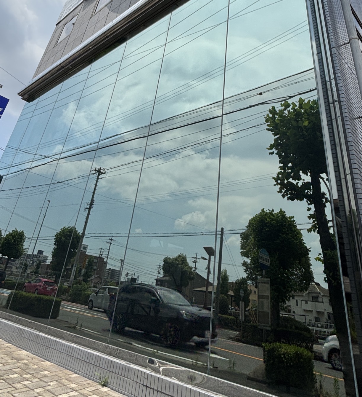愛知県大府市にて、ビルの遮熱フィルム工事を行いました。（上）H3000以上　シルバー１８　RE18SIAR （下）H3000まで　　ハーフミラー　NV15）【窓香房】