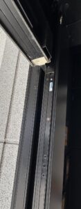 愛知県大府市にて、ガレージシャッターの安全センサー取替取替工事を行いました。（三和ｼｬｯﾀｰ　静々堂々　ガイドレール　安全センサー取替）【窓香房】