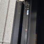 愛知県大府市にて、ガレージシャッターの安全センサー取替取替工事を行いました。（三和ｼｬｯﾀｰ　静々堂々　ガイドレール　安全センサー取替）【窓香房】