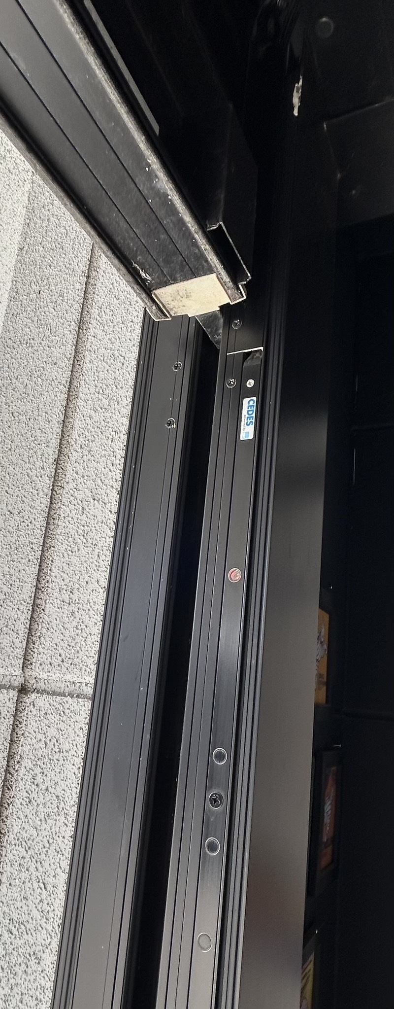 愛知県大府市にて、ガレージシャッターの安全センサー取替取替工事を行いました。（三和ｼｬｯﾀｰ　静々堂々　ガイドレール　安全センサー取替）【窓香房】