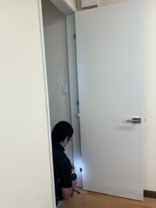愛知県東海市の事務所にて、水廻り防音工事として造作建具取付工事を行いました。（:室内造作建具）【窓香房】