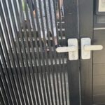 名古屋市緑区のお宅にて、門扉の錠の取り付け工事を行いました。(MIWA U9 NDZ-1面付補助錠 ST色)【窓香房】