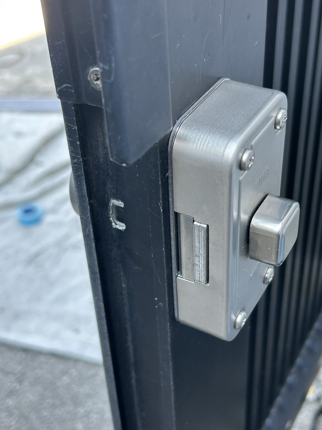 名古屋市緑区のお宅にて、門扉の錠の取り付け工事を行いました。（ＭＩＷＡ Ｕ９ ＮＤＺ－１面付補助錠 ＳＴ色）【窓香房】