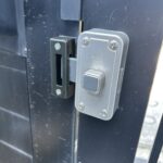 名古屋市緑区のお宅にて、門扉の錠の取り付け工事を行いました。(MIWA U9 NDZ-1面付補助錠 ST色)【窓香房】