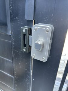 名古屋市緑区のお宅にて、門扉の錠の取り付け工事を行いました。（ＭＩＷＡ Ｕ９ ＮＤＺ－１面付補助錠 ＳＴ色）【窓香房】