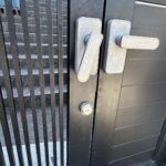 名古屋市緑区のお宅にて、門扉の錠の取り付け工事を行いました。(MIWA U9 NDZ-1面付補助錠 ST色)【窓香房】