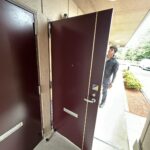 愛知県豊田市のマンションにて、ドア本体の取替工事を行いました。(LIXIL改装用マンションドアRSⅡ HM02タイプ)【窓香房】