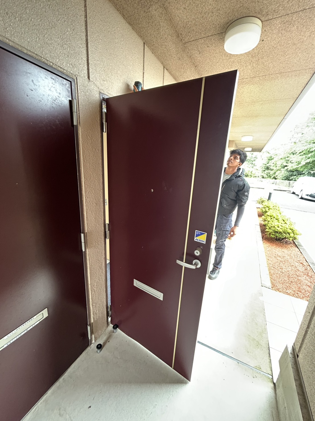 愛知県豊田市のマンションにて、ドア本体の取替工事を行いました。（LIXIL改装用マンションドアRSⅡ　HM02タイプ）【窓香房】