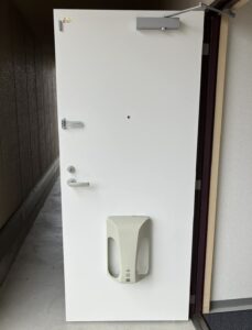 愛知県豊田市のマンションにて、ドア本体の取替工事を行いました。（LIXIL改装用マンションドアRSⅡ　HM02タイプ）【窓香房】