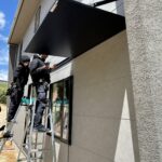 知多郡東浦町のお宅にて、庇の取付工事を行いました。(スリムアート 後付け(木造用)A900 16509連棟 ブラック(T))【窓香房】