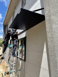 知多郡東浦町のお宅にて、庇の取付工事を行いました。（スリムアート　後付け（木造用）Ａ９００ 16509連棟　 ブラック（Ｔ））【窓香房】