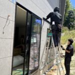 知多郡東浦町のお宅にて、庇の取付工事を行いました。(スリムアート 後付け(木造用)A900 16509連棟 ブラック(T))【窓香房】